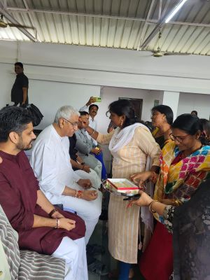 पूर्व डिप्टी सीएम सिंहदेव ने मितानिन बहनों संग मनाया रक्षाबंधन