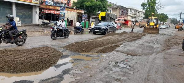 मनेन्द्रगढ़ मार्ग के  गड्ढे भरे जा रहे