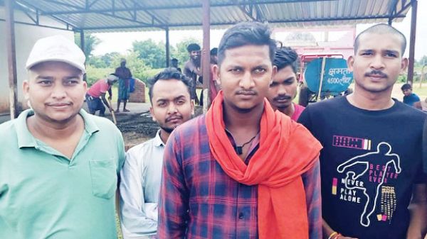 युवकों ने अनियमितता के खिलाफ खोला मोर्चा