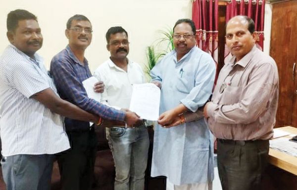 युक्तियुक्तिकरण रद्द करने विधायकों को सौंपा ज्ञापन