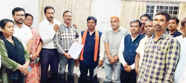 शिक्षक संघर्ष मोर्चा ने सांसद और कोण्डागांव विधायक को सौंपा ज्ञापन