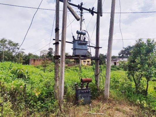 कमारपारा दुगली में बिजली ट्रांसफार्मर जर्जर