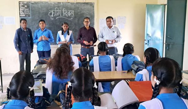 स्कूल में एल्बेंडाजोल की टेबलेट खिलाई 