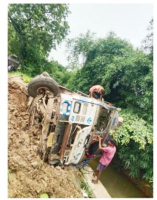 बेकाबू सीमेंट लोड ट्रक नाले में गिरी