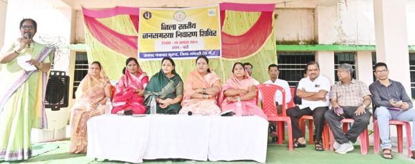 जनसमस्या निवारण शिविर में कांग्रेस नेत्रियों ने उठाया खनिज उत्खनन का मुद्दा