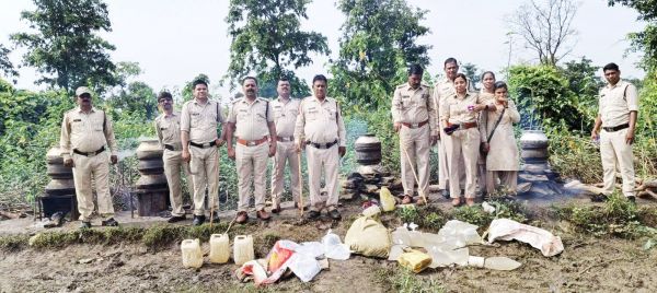 देशी शराब जब्त, महुआ लाहन किया नष्ट