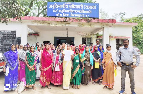 तीन माह से राशन नहीं, ग्रामीण शिकायत लेकर पहुंचे एसडीएम कार्यालय