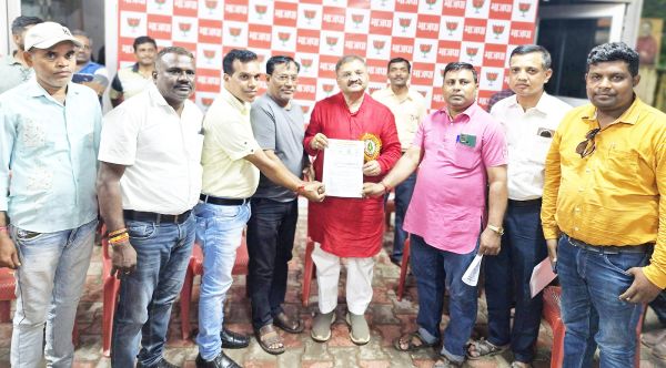 युक्तियुक्तकरण-ऑनलाइन अवकाश के विरोध में शिक्षक संघर्ष मोर्चा ने सांसद को सौंपा ज्ञापन