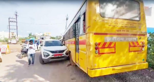 बच्चों से भरी स्कूल बस का ब्रेक फेल, कार को टक्कर मारकर मलबा में फंसी, हादसा टला