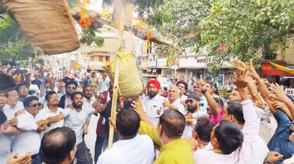 कांग्रेसियों ने फूंका सीएम  व गृहमंत्री का पुतला
