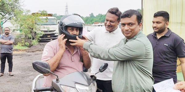 चालकों को हेलमेट वितरण, एसपी ने सडक़ सुरक्षा पर किया जागरूक 