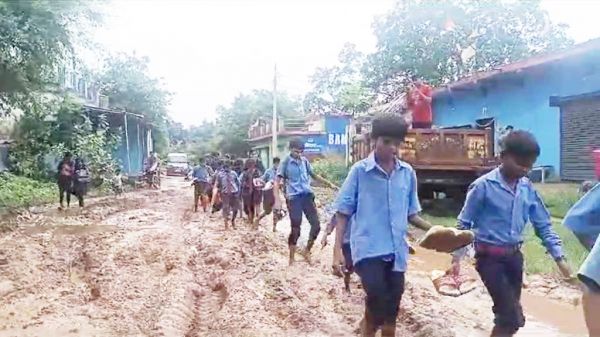 कीचड़ भरे रास्तों से स्कूल जाने मजबूर