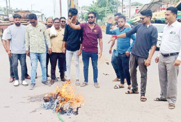 सीएम-गृहमंत्री का फूंका पुतला