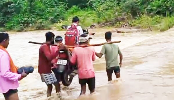 राजापड़ाव क्षेत्र के बाघ नाला में आवागमन बाधित