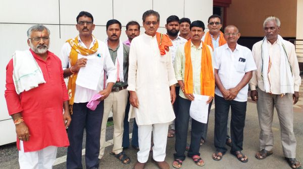 ओला वृष्टि से पीडि़त किसान पहुंचे जनदर्शन, मुआवजा की मांग