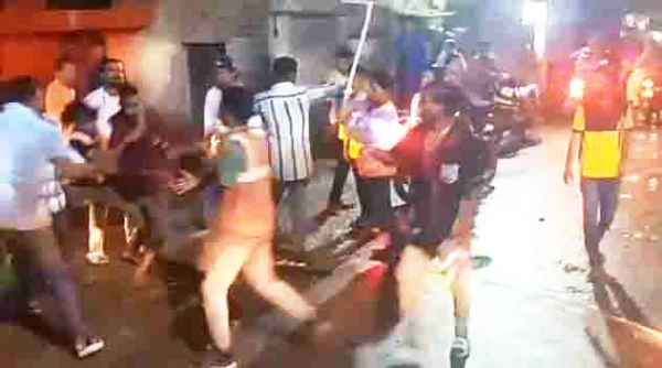 मीना बाजार के सुरक्षा गार्डों ने लोगों को दौडक़र पीटा, वीडियो फैला