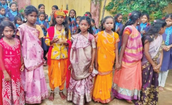 मटकी फोड़ कार्यक्रम, राधा-कृष्ण की वेशभूषा में आए बच्चे