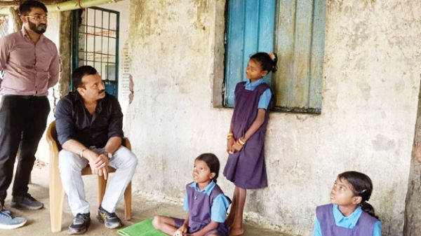 दुर्गम रास्तों पर बाइक चलाकर प्रशासनिक टीम संग चितालाता के प्राथमिक शाला पहुंचे कलेक्टर