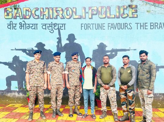 6 लाख के ईनामी नक्सली का समर्पण