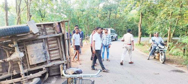 बेकाबू पिकअप पलटी, 8 घायल