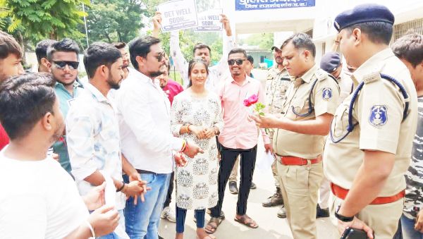 एनएसयूआई ने विरोध में भेंट किया गुलाब का फुल