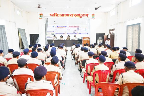 पुलिस जवानों को सायबर जागरूकता के बारे में दी जानकारी