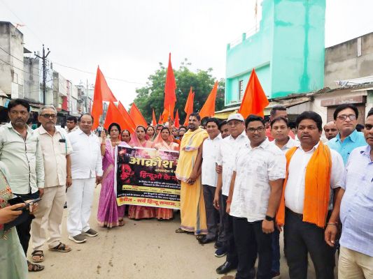 बांग्लादेश में हिंदुओं के साथ अत्याचार के विरुद्ध निकाली रैली