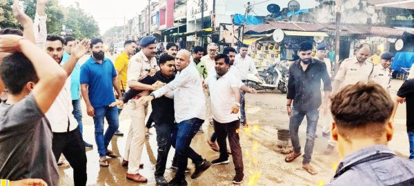 कांग्रेसियों ने पुतला फूंका