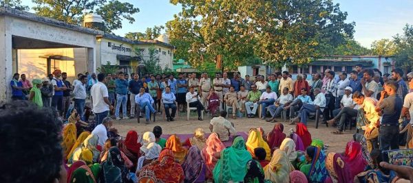 बदहाल सडक़, ग्रामीणों ने फिर खोला मोर्चा   स्थानीय विधायक और स्कूली छात्र भी धरने पर
