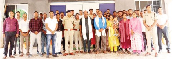 उप निरीक्षक रामशेखर शुक्ला-प्रधान आरक्षक राजेंद्र नामदेव सेवानिवृत्त