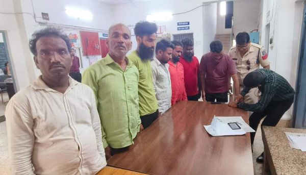पुलिस ने संदिग्धों से की पूछताछ, लिया फिंगरप्रिंट