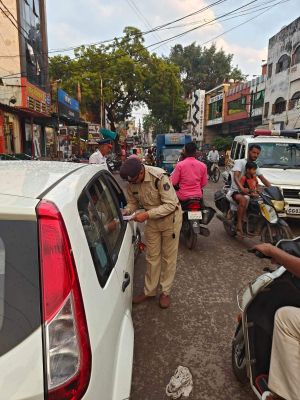 नो-पार्किंग पर खड़े 4 दर्जन वाहनों पर जुर्माना