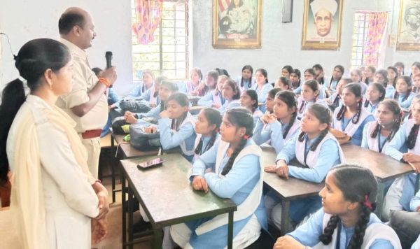 बालिकाओं को अपराध के प्रति सजग रहने की दी जानकारी