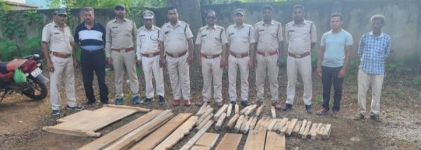 ग्रामीण के घर से सागौन चिरान जब्त