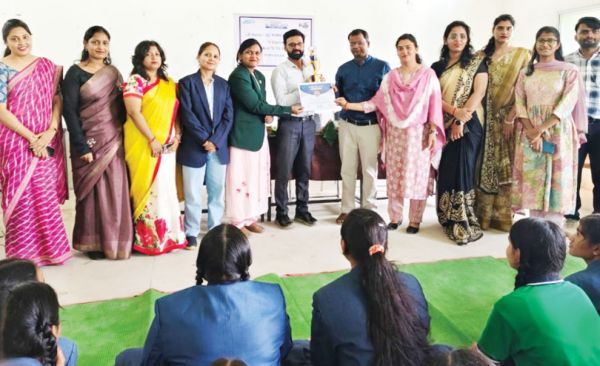 दिनेश शुक्ला को बेस्ट टीचर अवार्ड