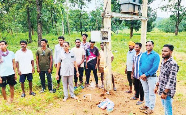लाइनमैन की जिद ने 20 साल बाद पालनार के पोंगलवाया के 28 घरों को किया रौशन