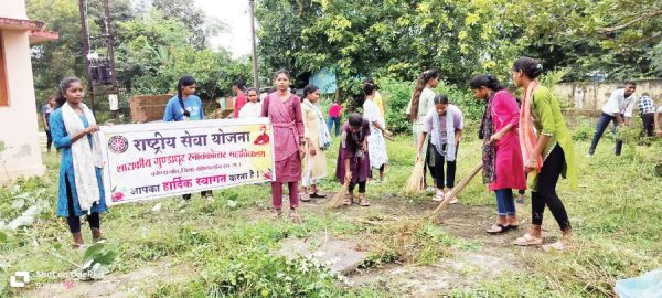  स्वयंसेवक मुकेश के जन्मदिन पर कॉलेज में श्रमदान