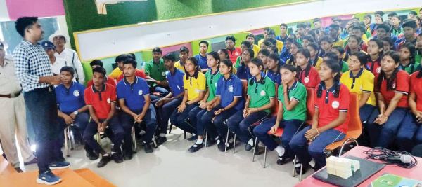 आत्मानंद स्कूल में यातायात जागरूकता कार्यक्रम