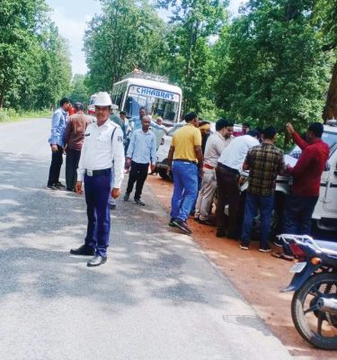 यात्री बसों एवं मालवाहकों की फिटनेस जांच, 13 वाहनों पर जुर्माना
