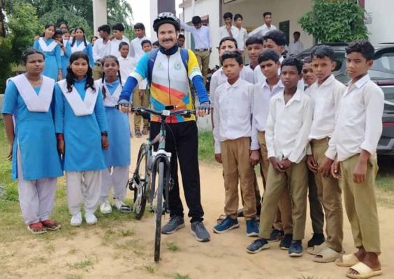 साइकिल मैन सतीश ने बच्चों को पर्यावरण के प्रति किया जागरूक