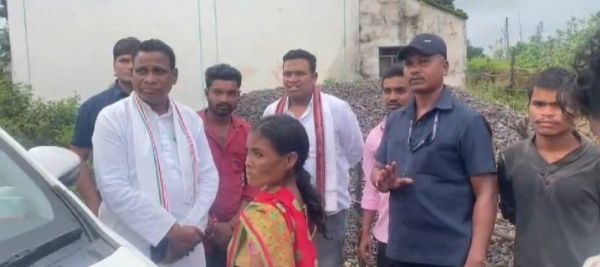 तेंदुए के हमले से मासूम की मौत, शोक संतप्त परिजनों से मिले विधायक