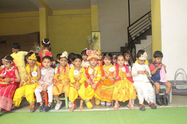 युगांतर में जन्माष्टमी पर्व  बच्चों ने मोहा मन