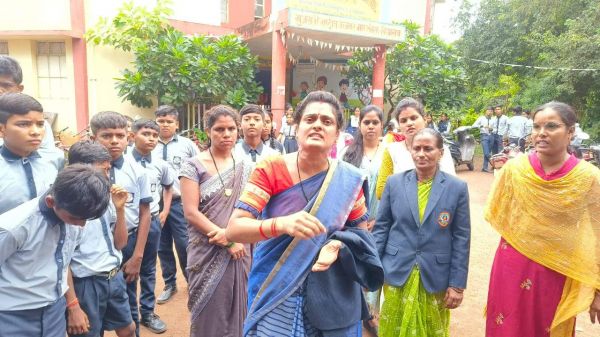प्राचार्य को हटाने से भडक़े शिक्षक और विद्यार्थी सडक़ पर उतरे
