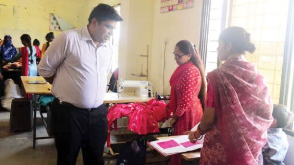 कलेक्टर ने लाइवलीहुड कॉलेज का किया निरीक्षण