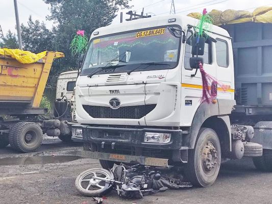 ट्रेलर की चपेट में बाइक चकनाचूर, बड़ा हादसा टला 