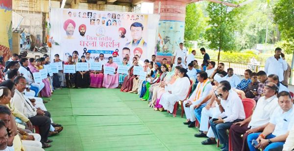 प्रदेश में बढ़ते अपराध के खिलाफ कांग्रेस का मौन प्रदर्शन
