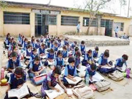 हाई स्कूल के लंबित भवन निर्माण को जल्द प्रारंभ करने की मांग 