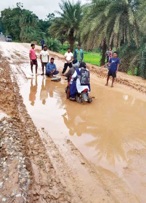  सडक़ बदहाल, ग्रामीणों ने किया चक्कजाम, बीच सडक़ कीचड़ में बैठे