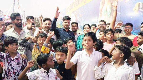 श्यामभक्त युवाओं ने कराई उम्मीद आश्रम के बच्चों को मीना बाजार की सैर