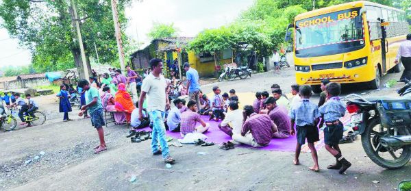 मांगों को लेकर फिर सडक़ पर उतरे स्कूली बच्चे